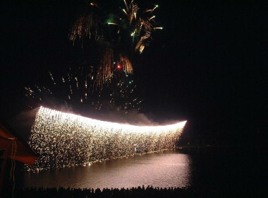 ��( �M���L )��